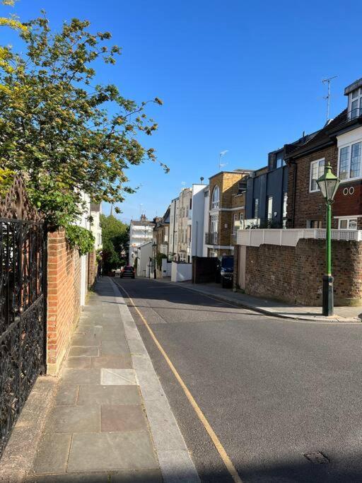Serene Townhouse With Parking Londen Buitenkant foto