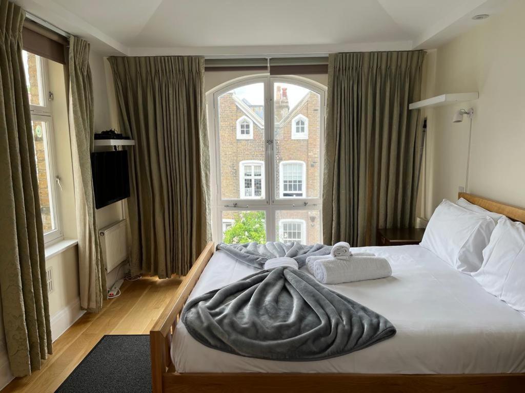 Serene Townhouse With Parking Londen Buitenkant foto
